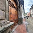 Los rayones y grafitis realizados aerosol en fachadas fueron limpiados luego de la marcha del 8M en Quito.