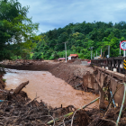 Imagen referencial: un puente dañado por las lluvias refleja la emergencia que obliga a familias de Zaruma y Portovelo a evacuar en El Oro.