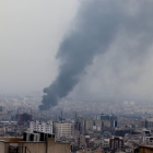 Columna de humo se eleva en una zona urbana tras incidentes registrados en Oriente Medio.