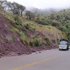 Al menos 15 puntos de la vía Cuenca- Molleturo- El Empalme registran daños por derrumbres, socavones, caída de rocas y acumulación de agua.