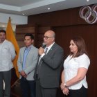 Jorge Delgado, junto a sus vicepresidentes Jefferson Pérez y Lorena Arroyo.
