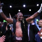 El festejo de Dinamita Espinoza tras ganar el último combate de su carrera.