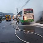 Un bus de transporte público se incendió en el sector de Pomasqui.