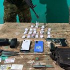 Los elementos que habrían sido utilizados para la comercialización de la droga.