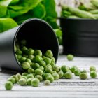 Un tazón de arvejas frescas aporta toda su fibra y energía natural