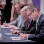 Funcionarios de la Embajada de Estados Unidos firmaron el 11 de marzo de 2026 el memorando de entendimiento para a la FBIapertura de la primera Oficina Federal de Investigación del FBI.