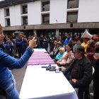 Ciudadanos, artistas y usuarios de servicios municipales se pronunciaron contra la reforma al COOTAD en la Plaza de la Independencia, en Quito.