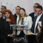 La diputada opositora Nora Bracho (c) habla en una rueda de prensa este viernes, en Caracas (Venezuela)