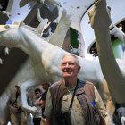 El estadounidense Robert S. Ridgely reacciona durante una visita al Biomuseo en ciudad de Panamá (Panamá).