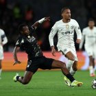 Willian Pacho, defensor del PSG, durante el partido de ida de octavos de final de Champions League ante Chelsea.