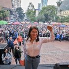 Sandra Ramírez, fue candidata al Senado por el partido Fuerza Ciudadana y viuda del comandante de las FARC, Manuel Marulanda, alias Tiro Fijo, levanta el puño cerrado en un acto de cierre de su campaña en Bogotá el 1 de marzo de 2026.