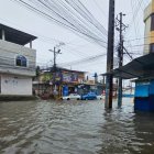 En sectores de Durán, como El Recreo, el agua cubrió las calles. Los peatones debieron movilizarse con el riesgo de algún siniestro.