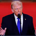 Donald Trump durante un discurso oficial, mientras nuevos archivos del FBI lo vinculan al caso Jeffrey Epstein.