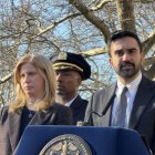 El alcalde de Nueva York, Zohran Mamdani (d), habla junto a la comisionada del Departamento de Policía de (NYPD), Jessica S. Tischwith.