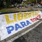 Una pancarta con la leyenda "Libertad para todos" se exhibe frente a la cárcel El Rodeo I en Guatire, estado Miranda, Venezuela, el viernes 20 de febrero de 2026.