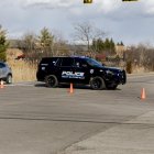 Un carro de Policía después de que un hombre armado con un fusil embistiera un vehículo contra la sinagoga Temple Israel de West Bloomfield, cerca de Detroit ( EE.UU.).
