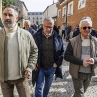 El presidente de Vox, Santiago Abascal (i), junto a Carlos Pollán (c), candidato a la presidencia de la Junta de Castilla y León, y con José Antonio Ortega Lara.
