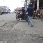 En García Moreno y Eloy Alfaro, en pleno centro de Milagro, los baches incomodan a la movilidad y aumentan el riesgo de siniestros viales.