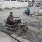 Grandes baches se han formado en la intersección de Atahualpa y Carlos Chiriguaya, en Milagro. La ciudadanía cuestiona la calidad de los materiales utilizados.