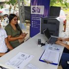 Contribuyentes se asesoran con un técnico del Servicio de Rentas Internas.