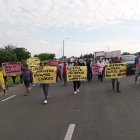 Un grupo de arroceros marchan reclamando que no les pagan el precio justo por la saca del arroz.