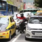 Los motociclistas irrespetan la ley y son escasos los controles realizados en la vía pública.