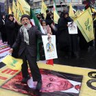 Un hombre iraní pisotea la imagen del primer ministro de Israel, Benjamin Netanyahu, durante una manifestación en Teherán, Irán, el 13 de marzo de 2026.