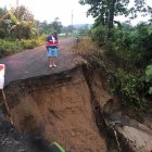 Socavones y hundimientos afectan la vía Paján – Olmedo tras las intensas lluvias, poniendo en riesgo la movilidad de transportistas y habitantes de la zona rural de Manabí.