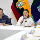 La vicepresidenta María José Pinto (centro) está a cargo de la salud en Ecuador.