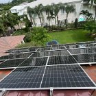 La compañía Energy Control instaló paneles solares en un conjunto de casas, lo que permite a quienes viven allí ya no pagar factura por la energía eléctrica.