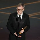 El cineasta Paul Thomas Anderson habla en el escenario tras ganar el Oscar al Mejor Guion Adaptado por "One Battle After Another" .