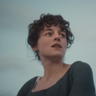 Emma Corrin, conocida por su trabajo en The Crown, interpreta a Elizabeth Bennet.