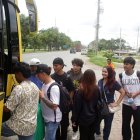 A diario, universitarios tienen problemas para abordar buses desde sus centros de estudio, sobre todo en la vía a la costa, en el oeste de Guayaquil.
