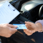 Control de licencia en el que la ANT verifica multas, valores pendientes y puntos acumulados.