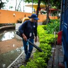 El Municipio de Guayaquil realiza labores de mantenimiento en los malecones.