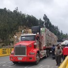 Una foto referencial de los trailers que van de Ecuador a Colombia cruzando el puente internacional Rumichaca.