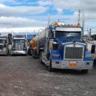 Carchi. Trailers que no lograron pasar la frontera, con carga al mercado colombiano.