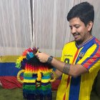 Briones habitúa alentar a la Tricolor usando una máscara del Diablo Huma y una réplica del trofeo del Mundial.