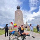 Atsushi Yao visitó el monumento de la Mitad del Mundo.