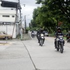 Agentes policiales recorren la ciudadela Guayacanes. Los vecinos piden que la institución mejore su estrategia para combatir a la delincuencia en ese sector.