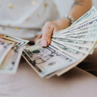 Todos los trabajadores en relación de dependencia deben recibir el decimo cuarto sueldo.