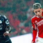 Prestianni (d) y Vinícius Jr. protagonizaron un presunto episodio de racismo en la Champions League.