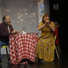 Giselle Jukka, dramaturga y directora del montaje señala que la obra nació en formato microteatro.