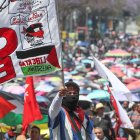 Docentes de la Coordinadora Nacional de Trabajadores de la Educación (CNTE) marchan para exigir un aumento salarial en Ciudad de México (México).