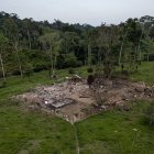 Vista aérea de los daños causados ​​por una bomba lanzada por el ejército ecuatoriano en la región de Lago Agrio, provincia de Sucumbíos, en la frontera con Colombia, el 18 de marzo de 2025.