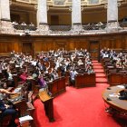Diputados uruguayos participan en la votación para ratificar el acuerdo UE-Mercosur este jueves, en Montevideo (Uruguay).