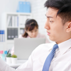 Referencial. Ciudadano observa una amenaza en su celular, hecho que puede denunciarse por canales oficiales en Ecuador.