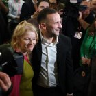 La candidata ganadora del Partido Verde, Hannah Spencer (izq.), con el líder del Partido Verde, Zack Polanski (der.), en Manchester, Gran Bretaña, el 27 de febrero de 2026.