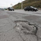 Baches y grietas hay en toda la extensión de la Ruta Viva.