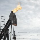 Fotografía que muestra un balancín de petróleo.